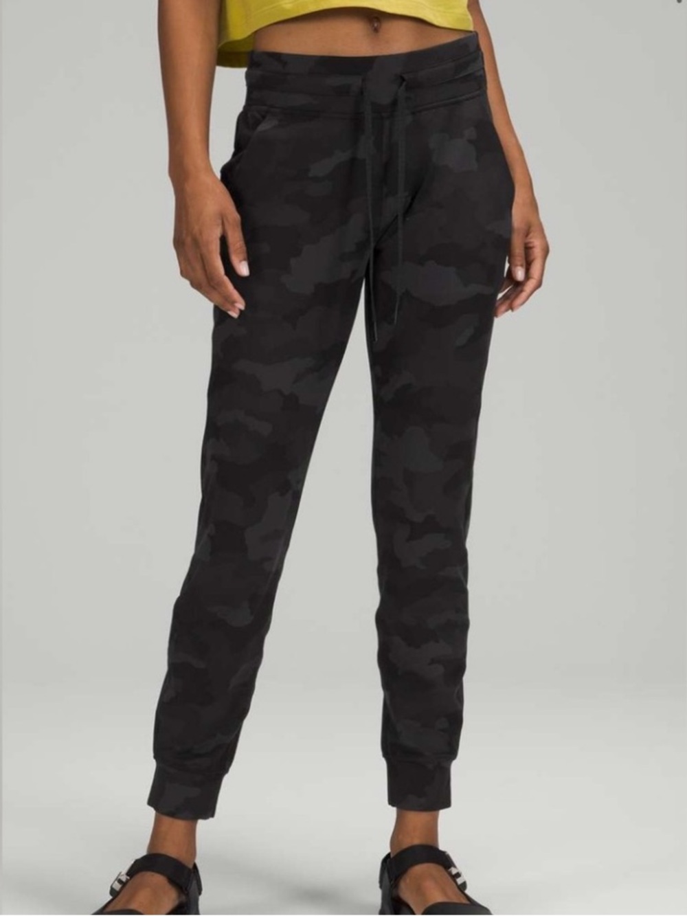 Lululemon Black/Gray Camo Joggers Size 4.